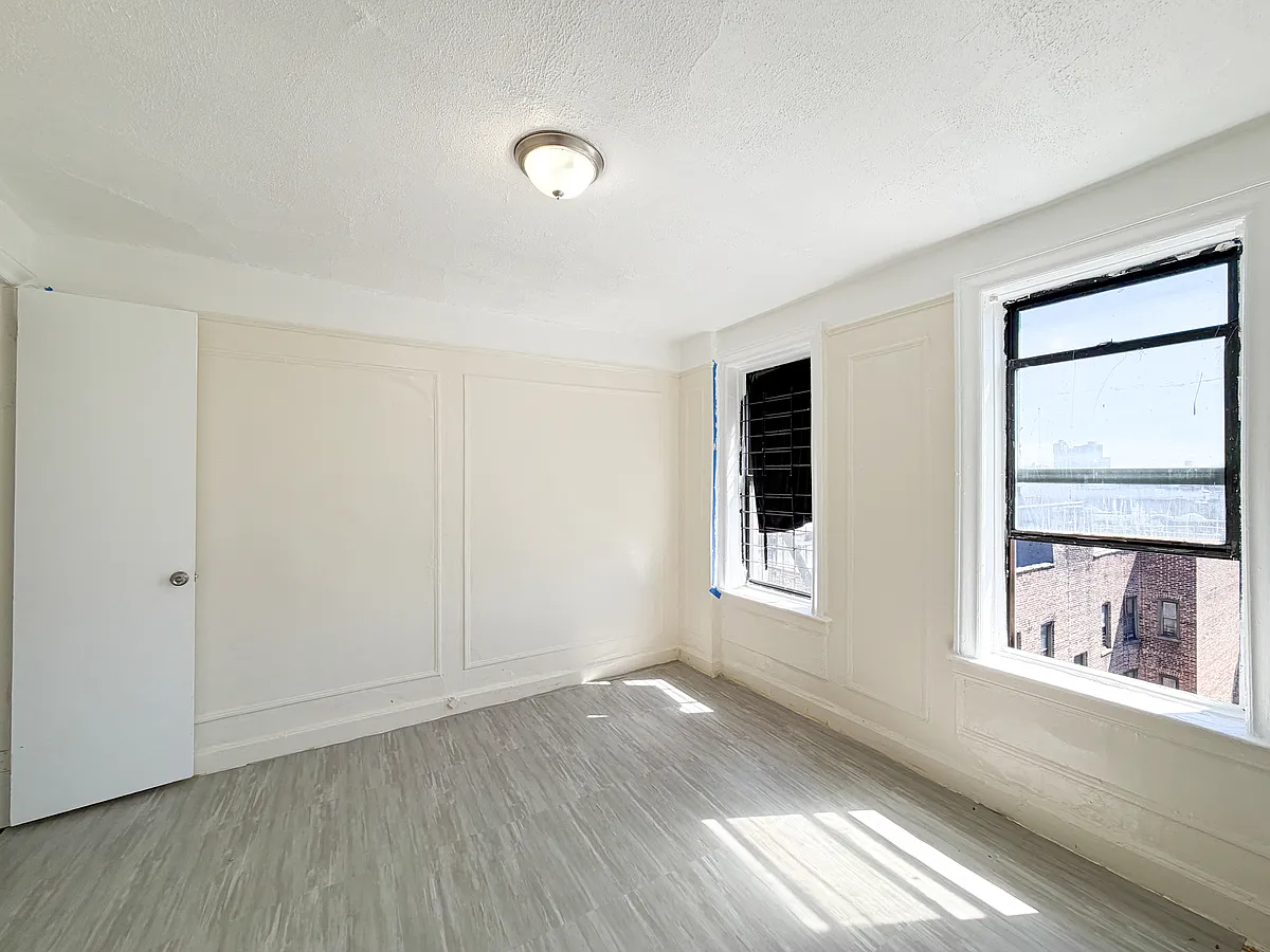 Building Photo - 4996 Broadway #5E