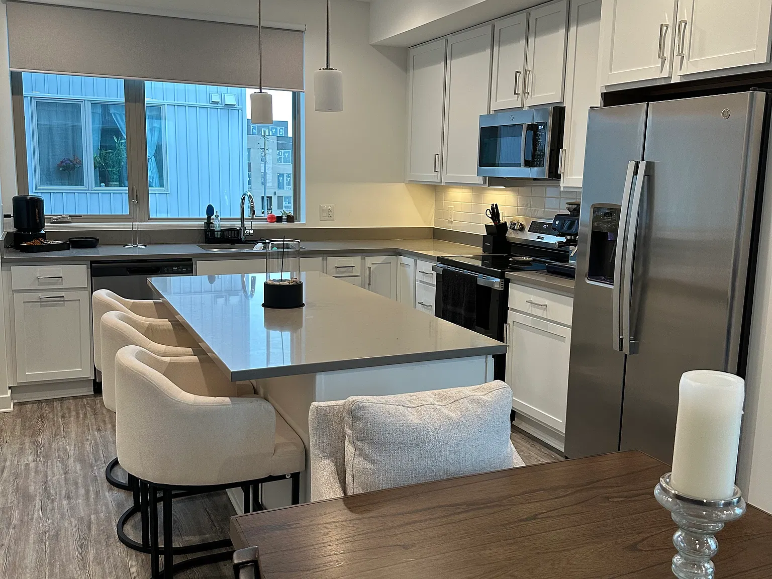 3 bed, 3.5 bath, 2100 sqft, $3,300 — Photo 4