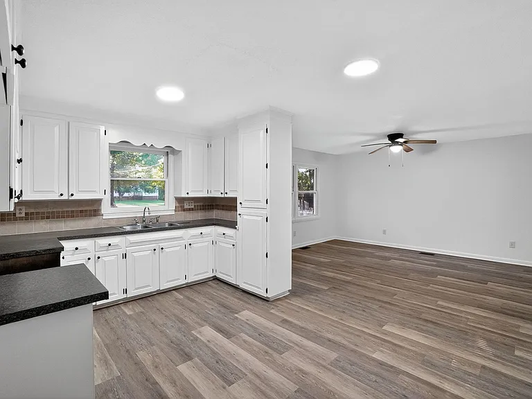 1494 Carpenter St — Photo 11