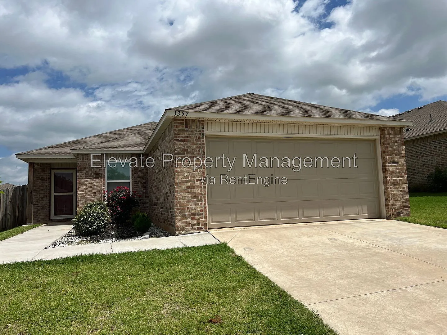 3 bed, 2.0 bath, 1301 sqft, $1,595 — Photo 2