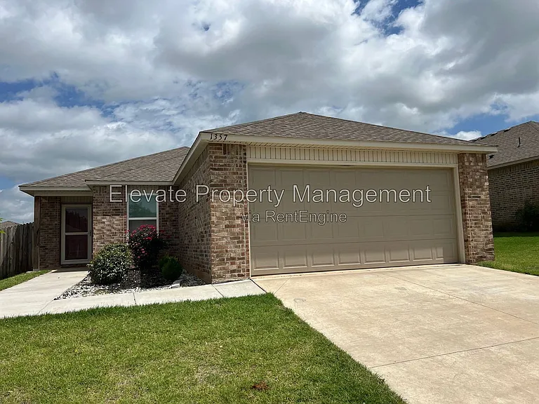 1357 Dustin Dr — Photo 2