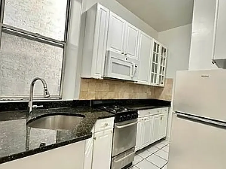 421 W 43rd St #P — Photo 8