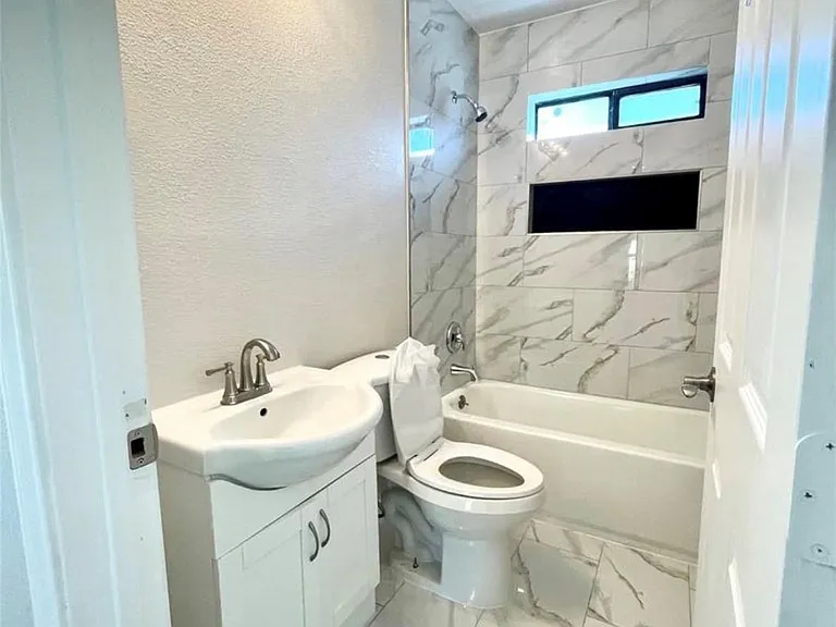 5220 E Parkway Dr — Photo 8
