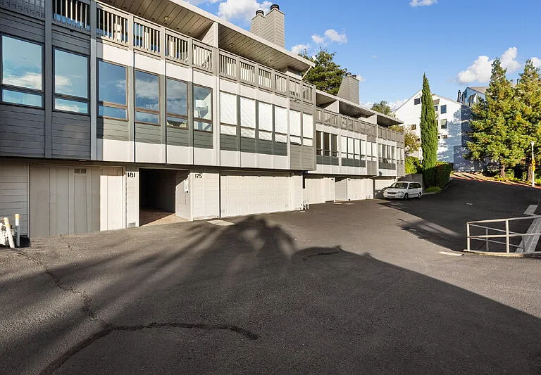 181 Professional Center Pkwy — Photo 1