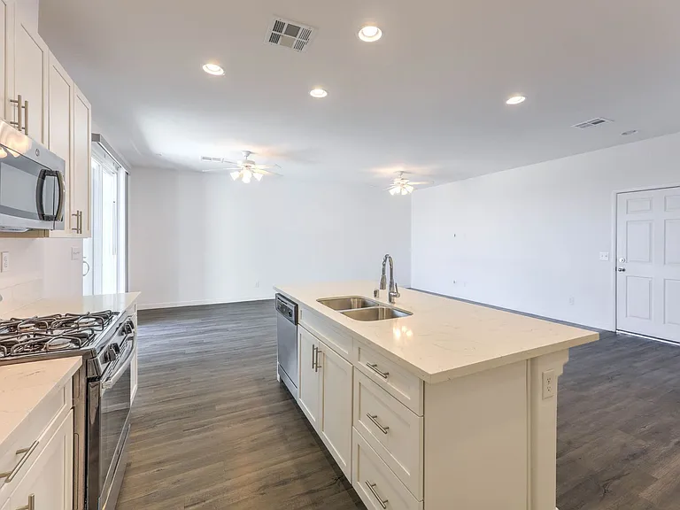 1535 Franklin Ln — Photo 12
