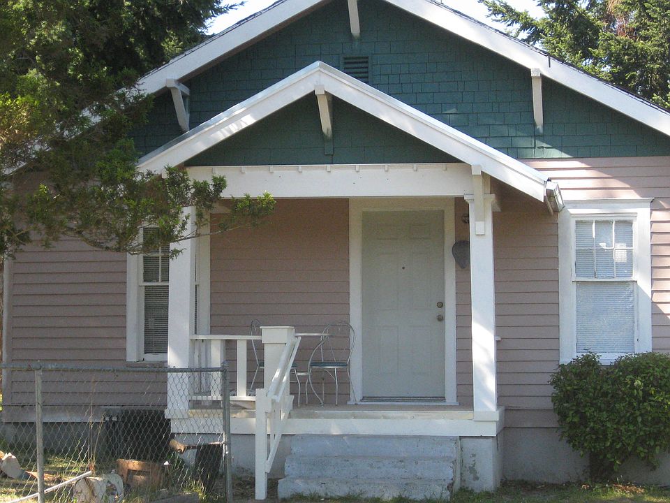 Crafstman house with porch