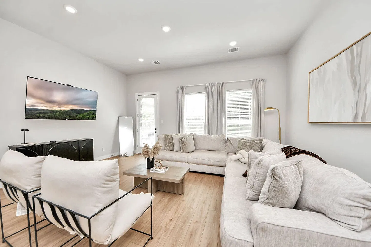 3 bed, 2.0 bath, 1291 sqft, $2,695 — Photo 4