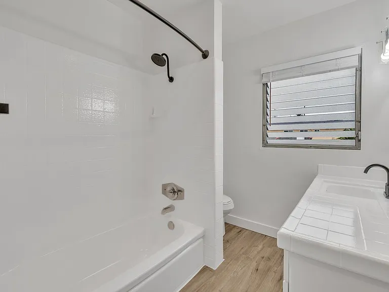 1055 Loma Ave — Photo 6