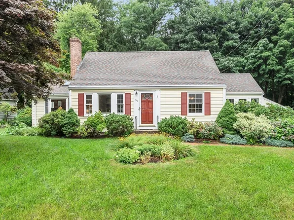 34 Houlton St, Bedford, MA 01730