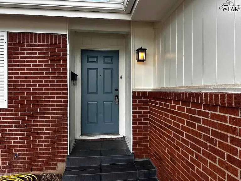 4658 Briarwood Dr — Photo 2