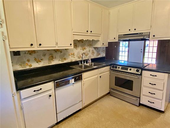 3rd image of 1516 Deerwood Drive E