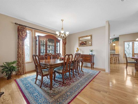 4th image of 2709 Holly Ct NW