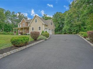26 Briarwood Ln, New Windsor, NY 12553