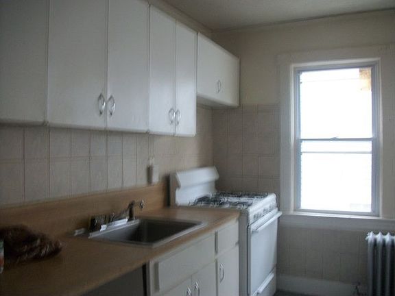 3rd image of 9 Abbotsford Ave
