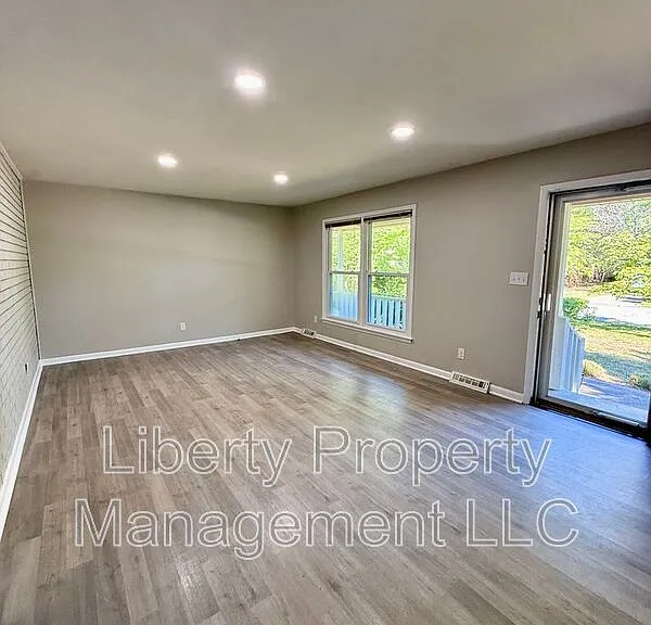475 Albemarle Dr — Photo 10