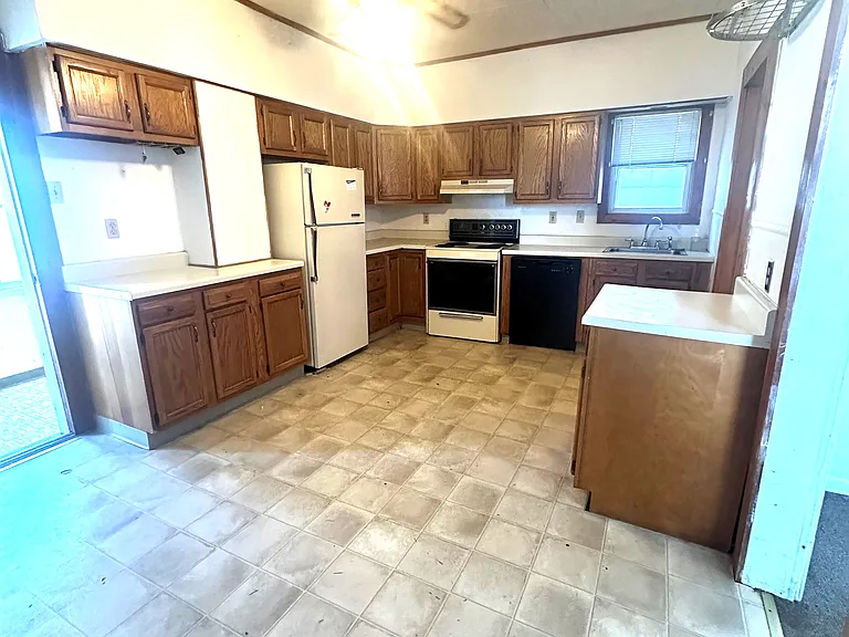 6 Oak St E #1 — Photo 2
