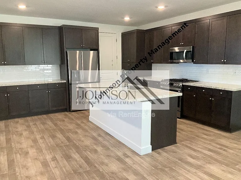 405 Avendale Dr — Photo 3