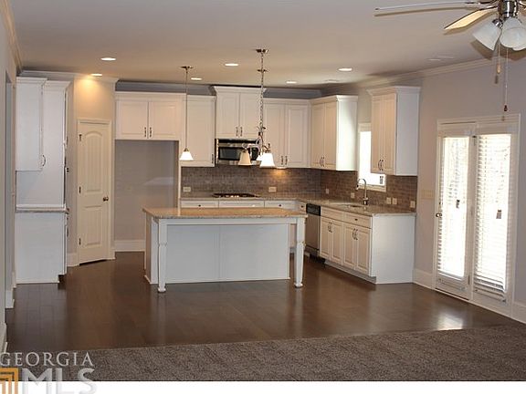4th image of 160 Leeds Dr