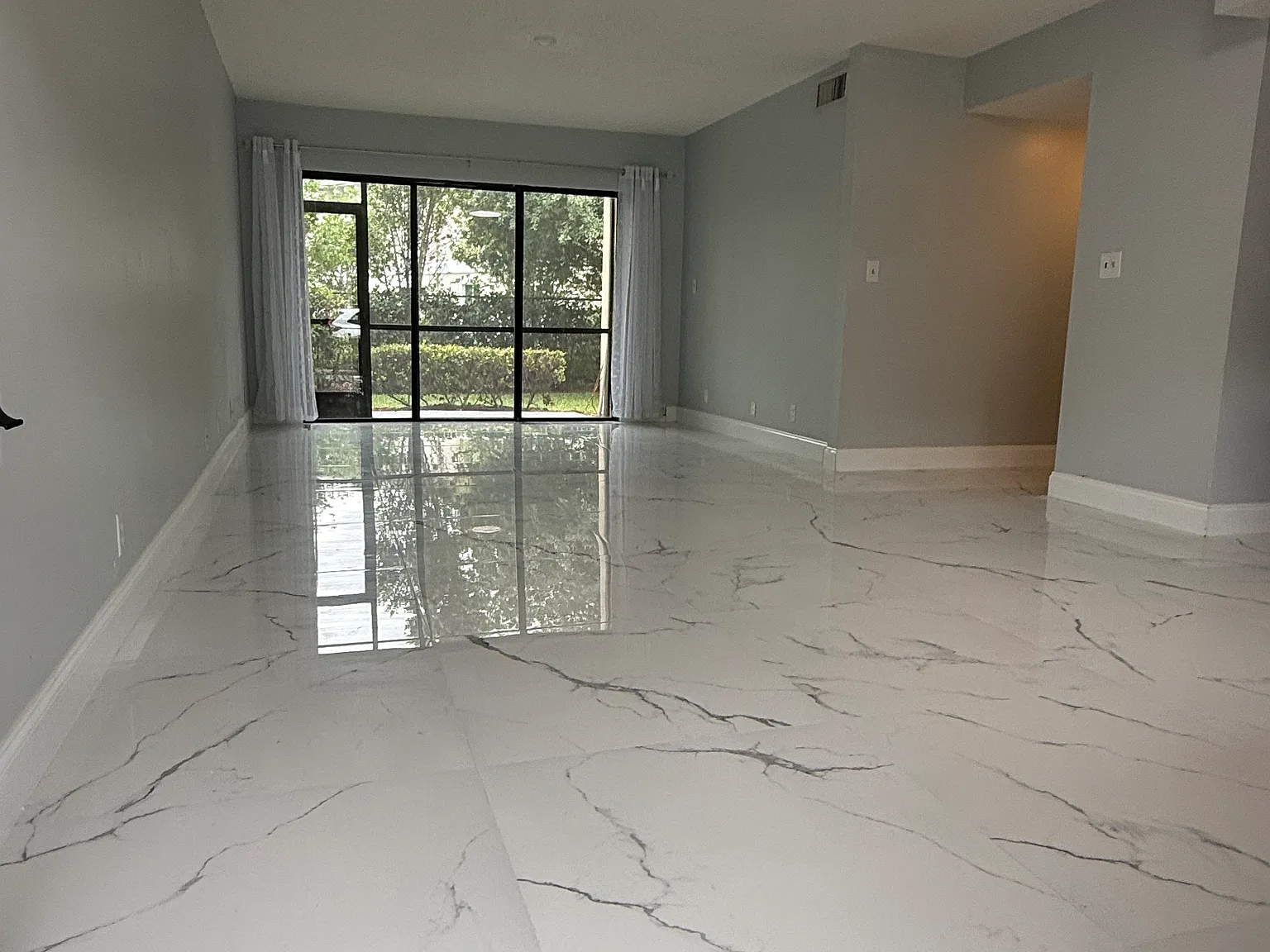 2 bed, 1050 sqft, $2,100 — Photo 4