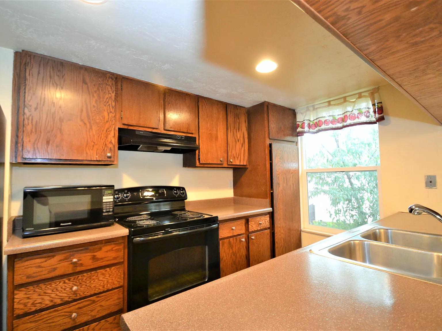 4 bed, 1701 sqft, $2,323 — Photo 3