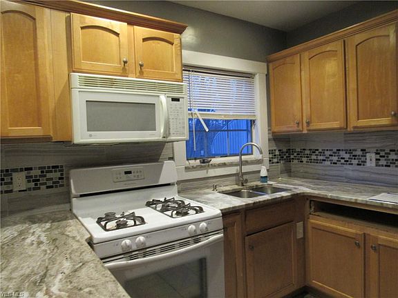 4th image of 10 Phillips Ct