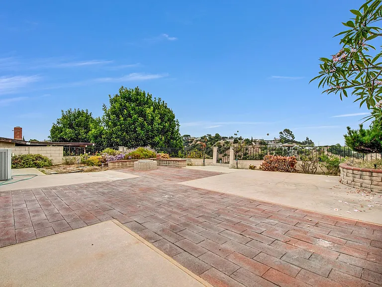 816 Granada Dr — Photo 6
