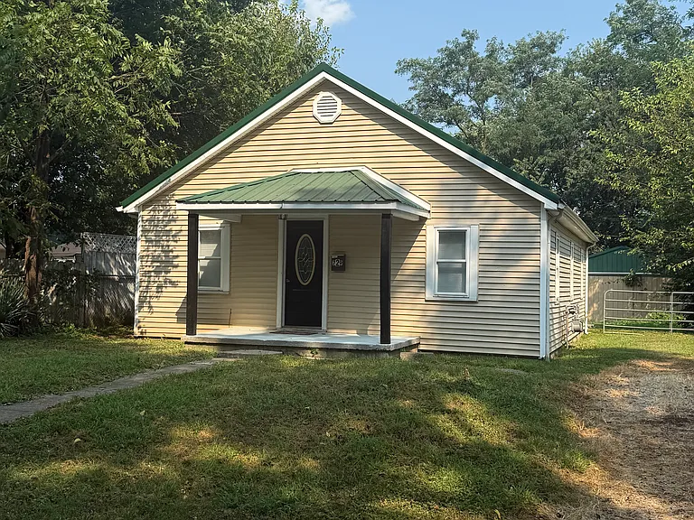 729 Beechwood Dr — Photo 2