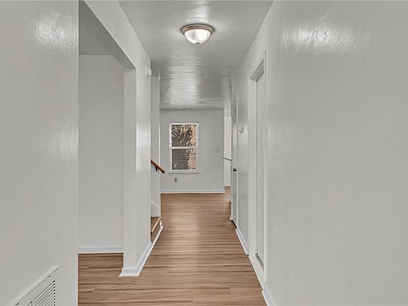 3rd image of 370 Pear Ridge Cir