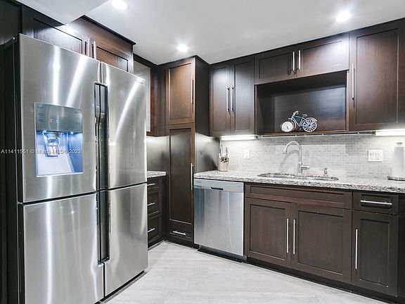 3rd image of 100 Bayview Dr #Penthouse 21