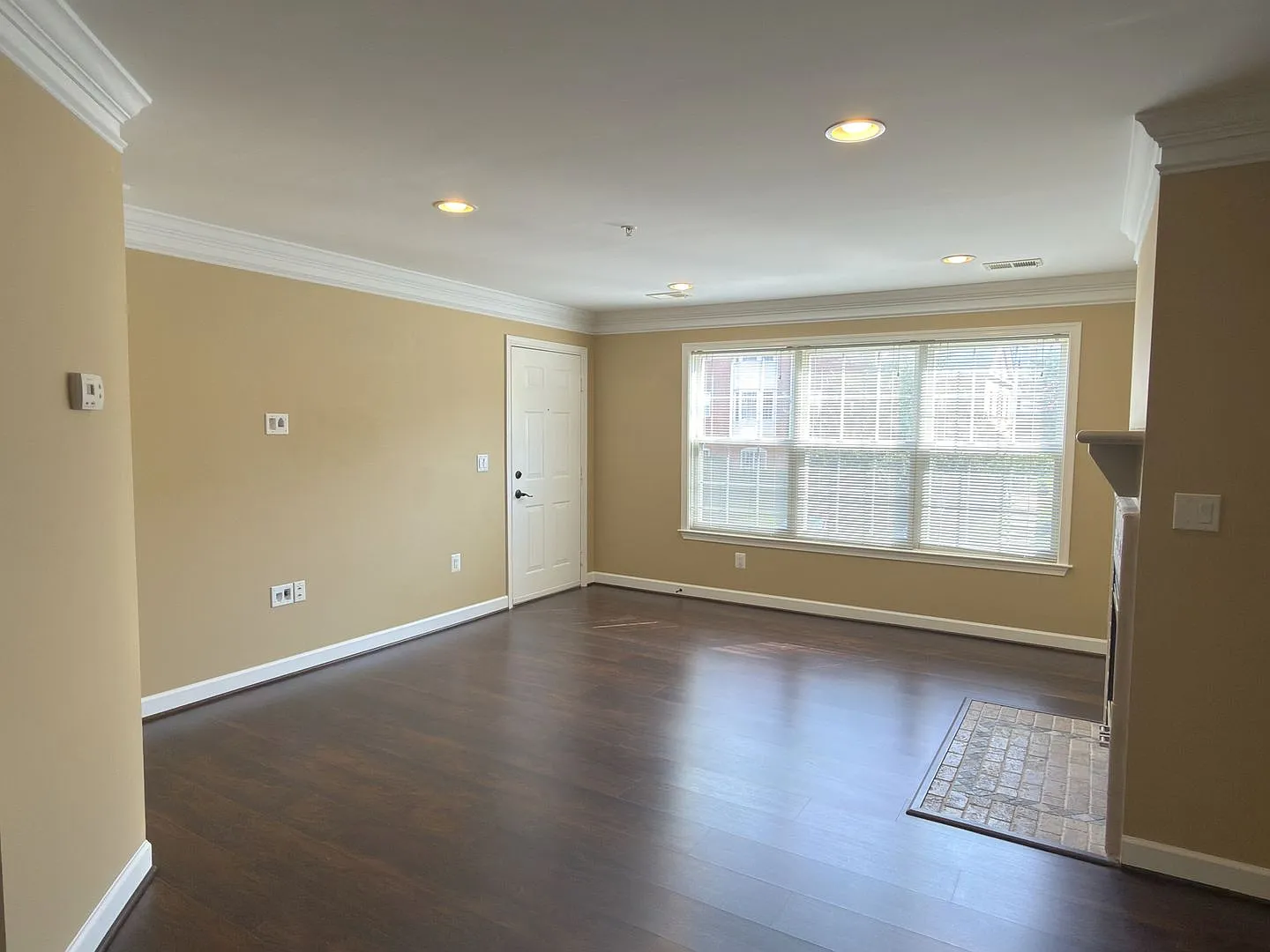 Light Filled 2 Bed 2 Bath Condo in Leesburg For Rent! — Photo 3