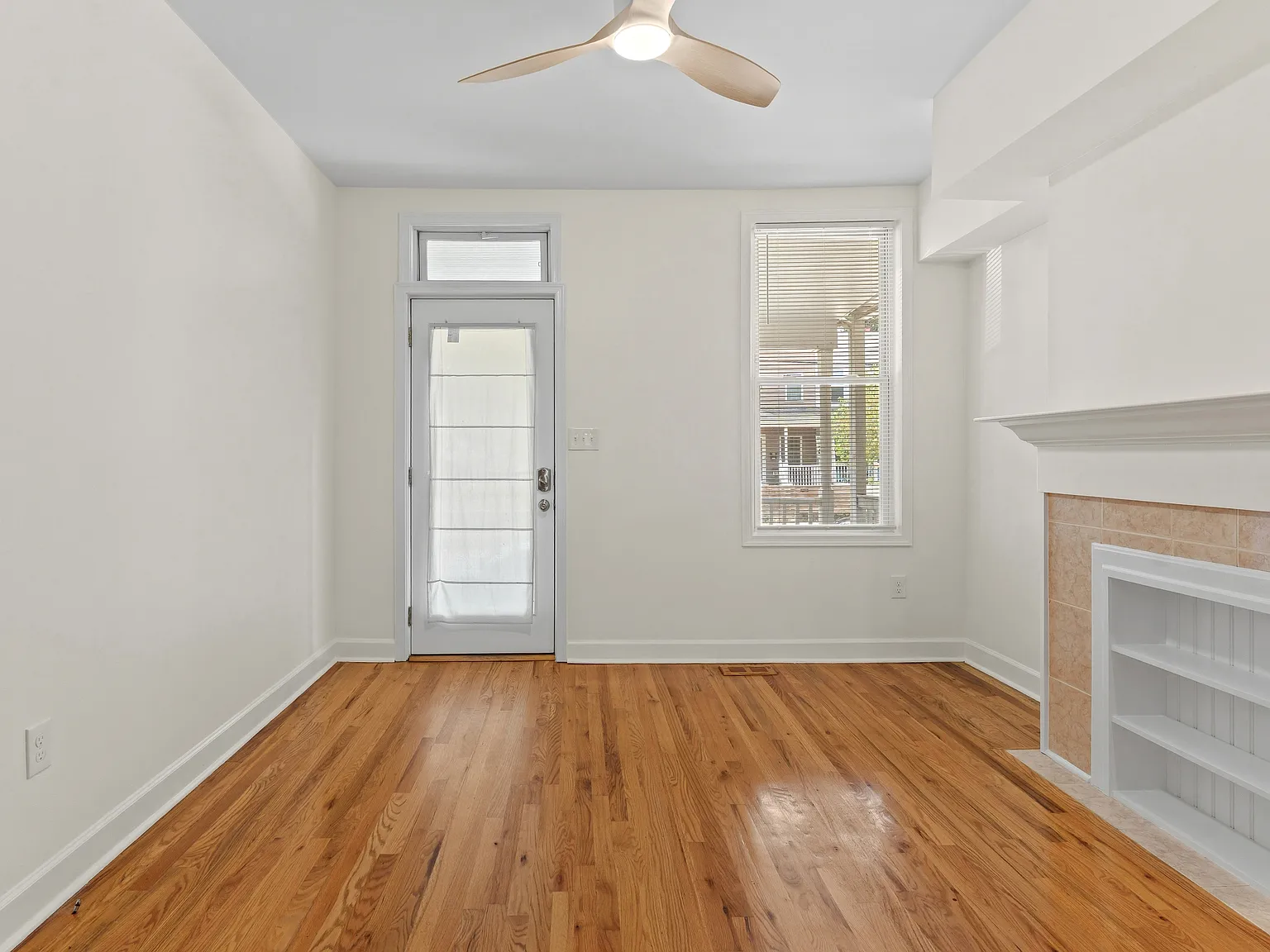 3 bed, 1360 sqft, $2,400 — Photo 2
