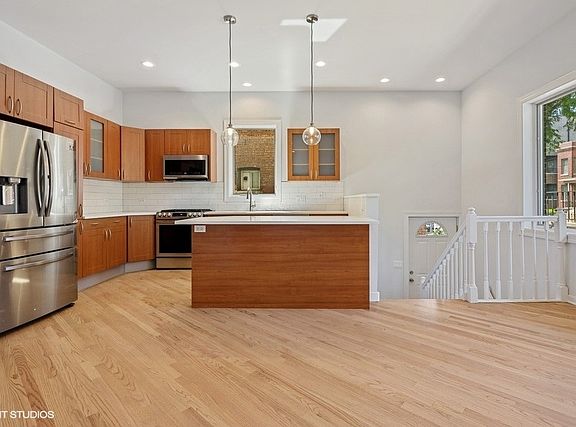 4th image of 2431 W Foster Ave APT 1N