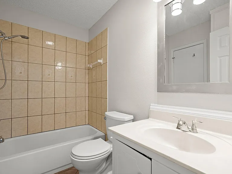 1404 Valleyridge Cir #B — Photo 14