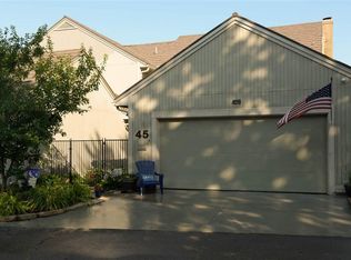 45 SW Pepper Tree Ln, Topeka, KS 66611