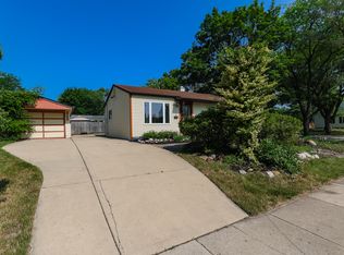 353 Raupp Blvd, Buffalo Grove, IL 60089