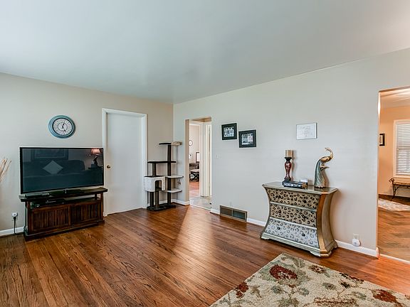 4th image of 508 E 12th St