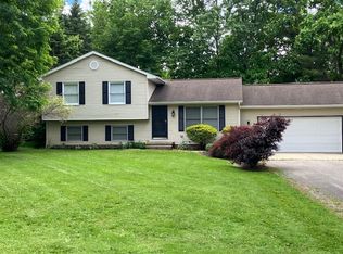 451 Robinhood Dr, Aurora, OH 44202