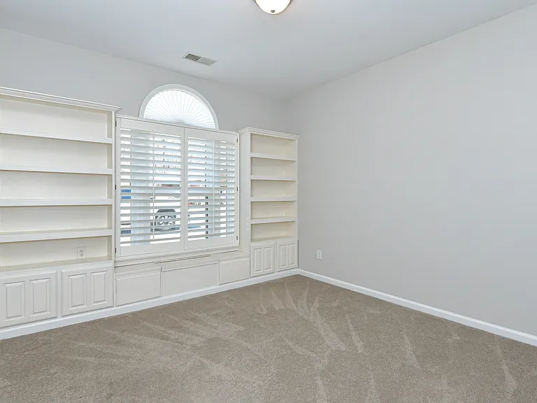 1326 Berwick Dr — Photo 3