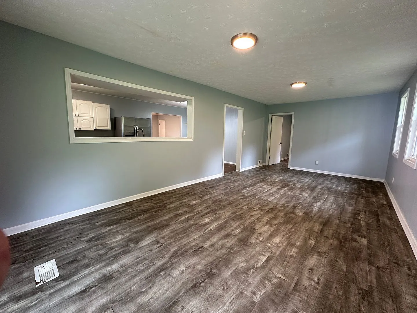 Charming 3-Bedroom Bungalow with Carport in Oak Ridge — Photo 4