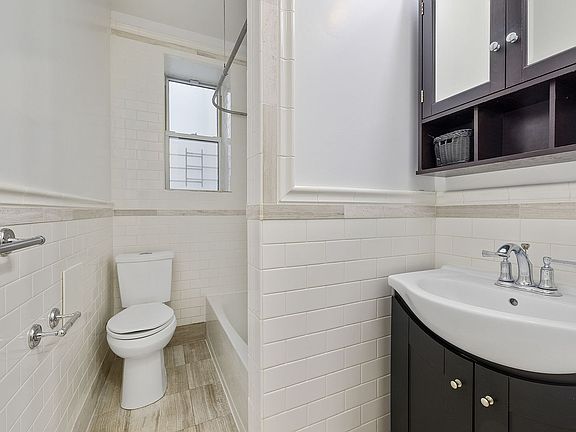 2nd image of 1511 Brightwater Ave APT 3D