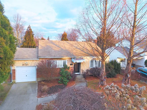 17 Cortelyou Street E, Huntington Station, NY 11746