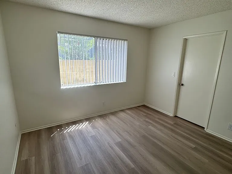 231 W Palmyra Ave — Photo 20