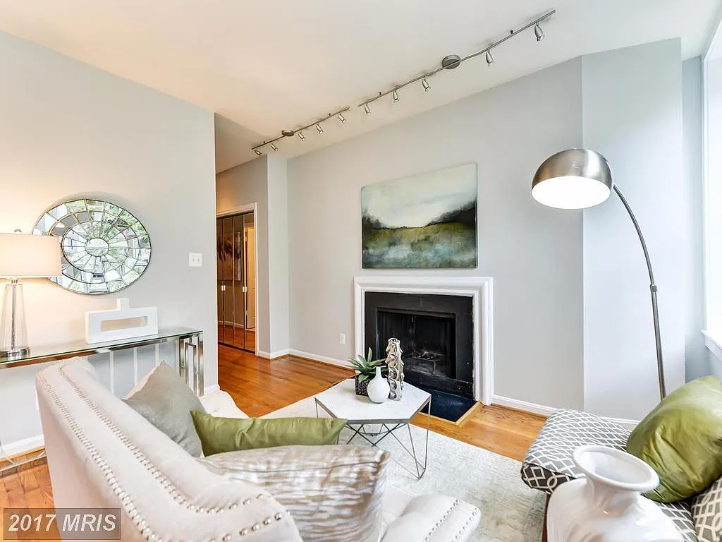 2 bed, 732 sqft, $3,400 — Photo 2