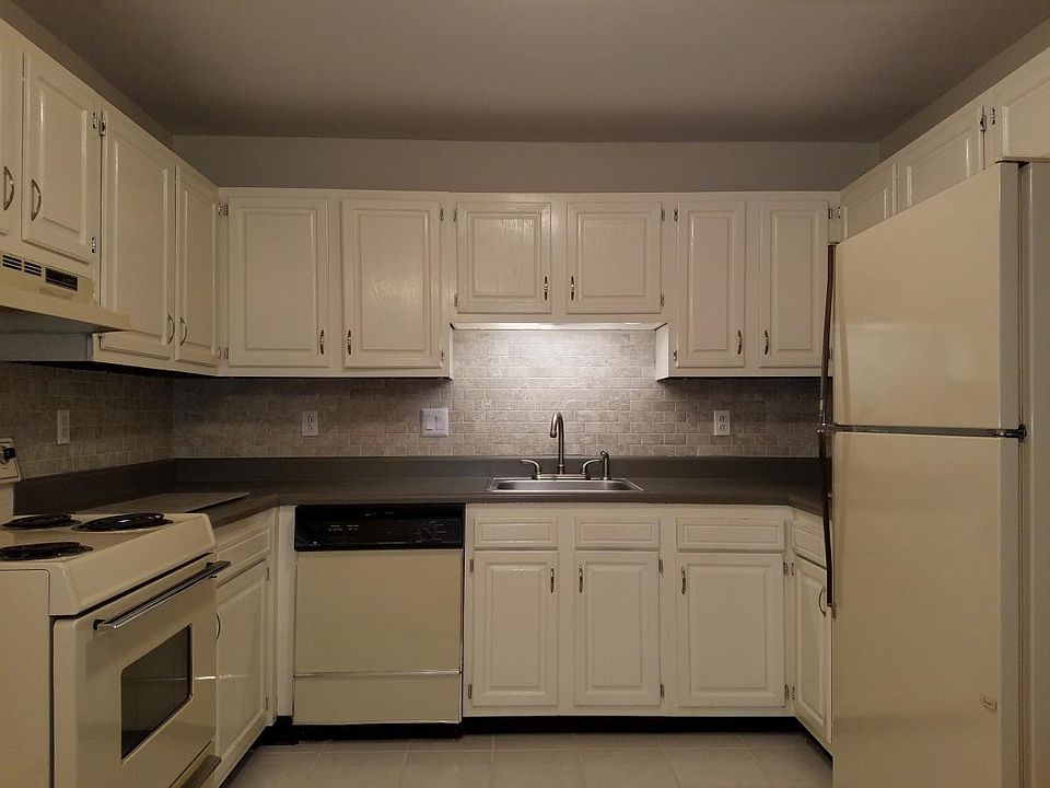 Kitchen tiled backsplash, plenty of storage