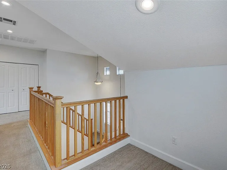127 Tilbury Ave — Photo 18