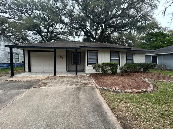 831 Magnolia St, Lake Jackson, TX 77566