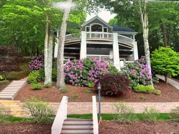 150 Waterwood Dr, Moneta, VA 24121