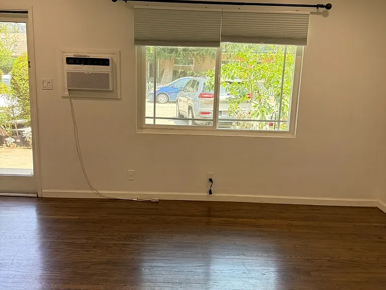 428 W Stocker St #3 — Photo 6