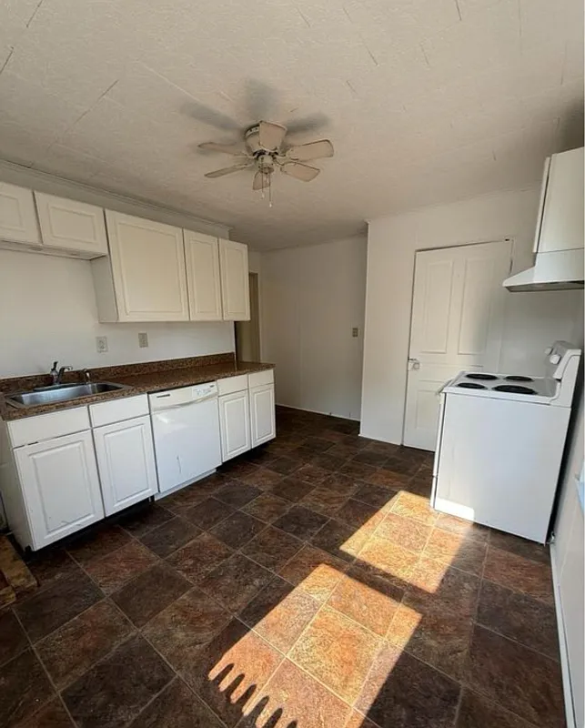 Building Photo - 202 E Cumberland Rd #2
