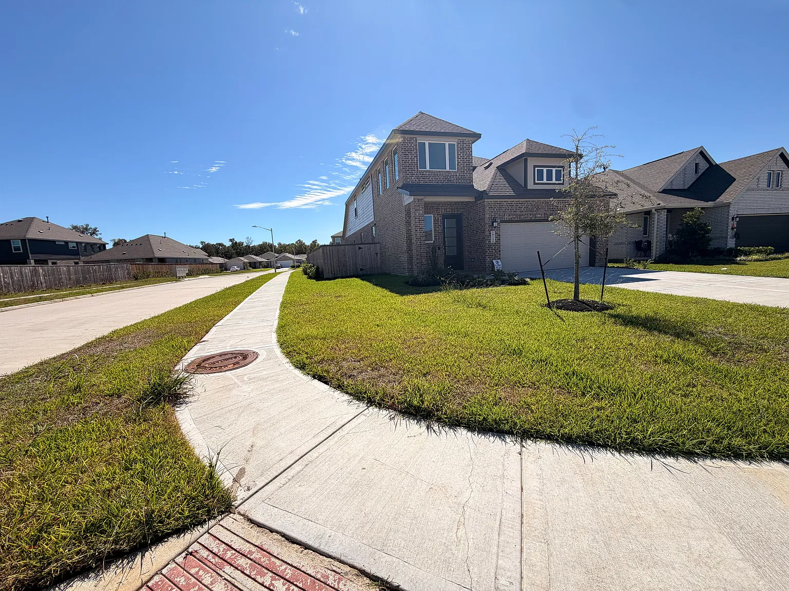4 bed, 3.5 bath, 2400 sqft, $2,400 — Photo 3